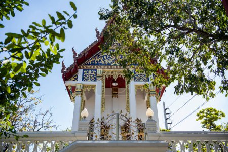 Téléchargez les photos : Wat Phaya Prap Patchamit dans la ville de Phra Pradaeng près de la ville et de la province Samut Prakan en Thaïlande. Thaïlande, Samut Prakan, 7 décembre 2023 - en image libre de droit