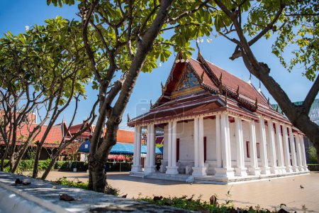 Téléchargez les photos : Wat Songtham dans la ville de Phra Pradaeng près de la ville et de la province Samut Prakan en Thaïlande au 7 décembre 2023. - en image libre de droit
