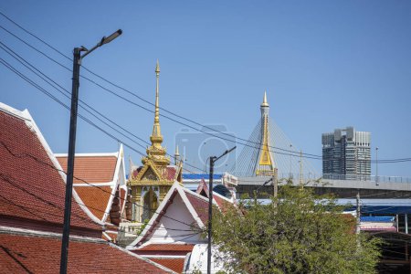 Téléchargez les photos : Wat Songtham avec le pont Bhumibol dans la ville de Phra Pradaeng près de la ville et de la province Samut Prakan en Thaïlande au 7 décembre 2023. - en image libre de droit