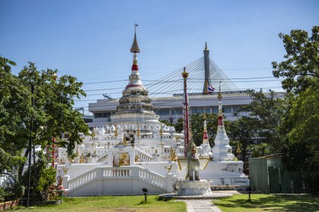 Téléchargez les photos : Wat Songtham dans la ville de Phra Pradaeng près de la ville et de la province Samut Prakan en Thaïlande au 7 décembre 2023. - en image libre de droit