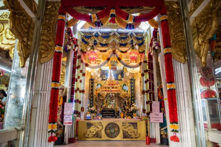 Téléchargez les photos : Thaïlande, Samut Prakan - Décembre, 7 2023 : Sanctuaire de pilier de la ville dans la ville de Phra Pradaeng près de la ville et Province Samut Prakan en Thaïlande. - en image libre de droit