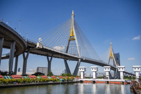 Pont Bhumibol au-dessus de la rivière Chao Phraya dans la ville de Phra Pradaeng dans la province de Samut Prakan en Thaïlande au 7 décembre 2023 