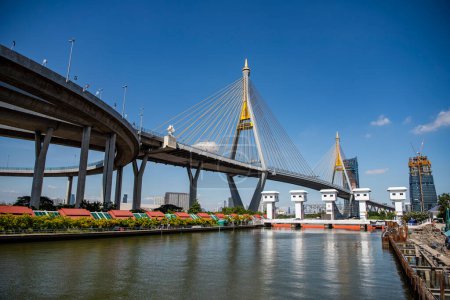 Téléchargez les photos : Pont Bhumibol au-dessus de la rivière Chao Phraya dans la ville de Phra Pradaeng dans la province de Samut Prakan en Thaïlande au 7 décembre 2023 - en image libre de droit