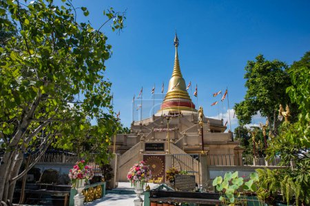 Téléchargez les photos : Chedi de Wat Chak Daeng dans la ville de Phra Pradaeng près de la ville et de la province Samut Prakan en Thaïlande au 7 décembre 2023. - en image libre de droit