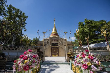 Téléchargez les photos : Chedi de Wat Chak Daeng dans la ville de Phra Pradaeng près de la ville et de la province Samut Prakan en Thaïlande au 7 décembre 2023. - en image libre de droit