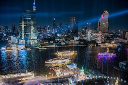 Téléchargez les photos : Un skytrain avec de hauts bâtiments à Silom dans la ville de Bangkok en Thaïlande. Thaïlande, Bangkok, 2 décembre 2023 - en image libre de droit