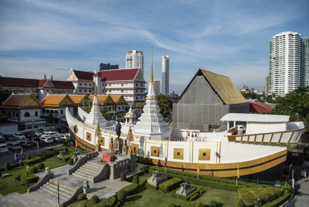 Téléchargez les photos : Un skytrain avec de hauts bâtiments à Silom dans la ville de Bangkok en Thaïlande. Thaïlande, Bangkok, 2 décembre 2023 - en image libre de droit