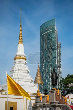 Foto de Un skytrain con edificios altos en Silom en la ciudad de Bangkok en Tailandia. Tailandia, Bangkok, 2 de diciembre de 2023 - Imagen libre de derechos
