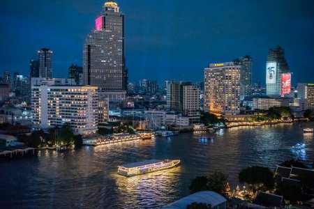 Foto de Un skytrain con edificios altos en Silom en la ciudad de Bangkok en Tailandia. Tailandia, Bangkok, 2 de diciembre de 2023 - Imagen libre de derechos
