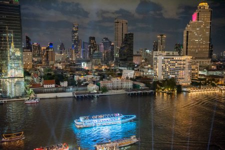Foto de Una vista desde el centro comercial Iconsiam hasta el río Chao Phraya y la ciudad de Bangkok en Tailandia. Tailandia, Bangkok, 3 de diciembre de 2023 - Imagen libre de derechos