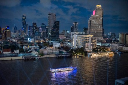 Téléchargez les photos : Une vue du centre commercial Iconsiam sur le fleuve Chao Phraya et la ville de Bangkok en Thaïlande. Thaïlande, Bangkok, 3 décembre 2023 - en image libre de droit