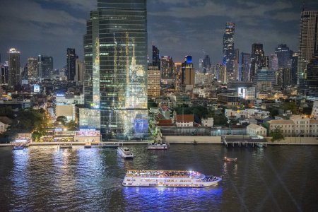 Foto de Una vista desde el centro comercial Iconsiam hasta el río Chao Phraya y la ciudad de Bangkok en Tailandia. Tailandia, Bangkok, 3 de diciembre de 2023 - Imagen libre de derechos