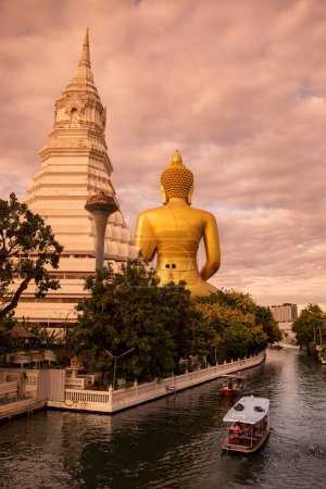 Téléchargez les photos : Une vue du Grand Bouddha à Wat Paknam à Thonburi dans la ville de Bangkok en Thaïlande. Thaïlande, Bangkok, 4 décembre 2023 - en image libre de droit