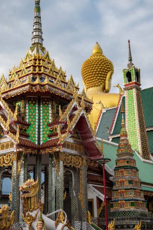 Téléchargez les photos : Une vue du Grand Bouddha de Wat Paknam depuis Wat Waramartaya Punthasatharam à Thonburi dans la ville de Bangkok en Thaïlande. Thaïlande, Bangkok, 4 décembre 2023 - en image libre de droit