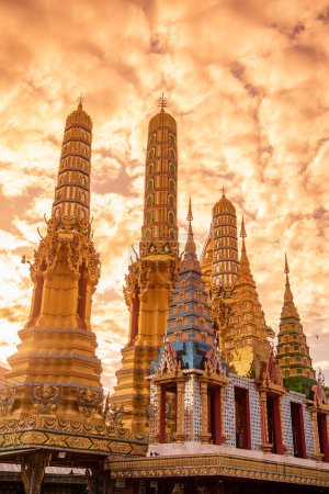 Photo for A view of the Big Buddha of Wat Paknam from Wat Waramartaya Punthasatharam in Thonburi in the city of Bangkok in Thailand.  Thailand, Bangkok, December, 4, 2023 - Royalty Free Image