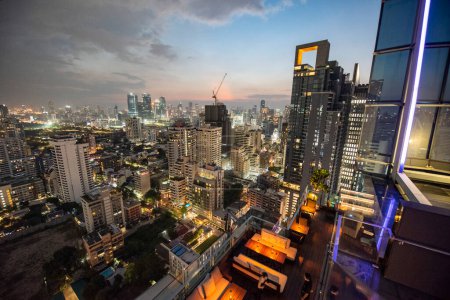Téléchargez les photos : Une vue et des toits de la Hyatt Regency Bangkok Sukhumvit dans la ville de Bangkok en Thaïlande. Thaïlande, Bangkok, 6 décembre 2023 - en image libre de droit