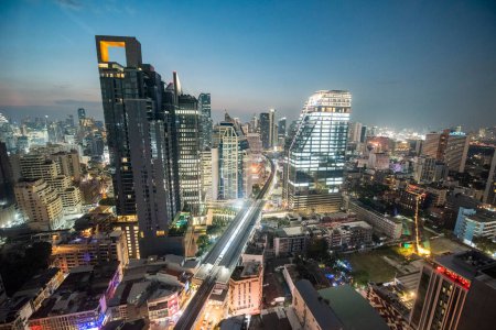 Téléchargez les photos : Une vue et des toits de la Hyatt Regency Bangkok Sukhumvit dans la ville de Bangkok en Thaïlande. Thaïlande, Bangkok, 6 décembre 2023 - en image libre de droit