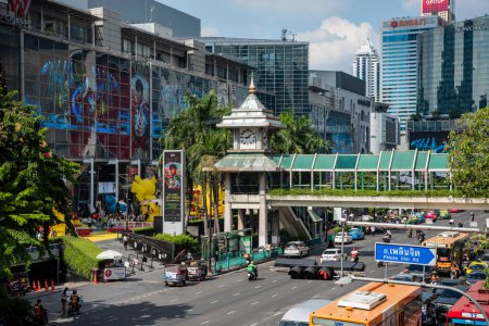 Téléchargez les photos : La tour de l'horloge au centre commercial Central World Plaza dans la ville de Bangkok en Thaïlande. Thaïlande, Bangkok, 8 décembre 2023 - en image libre de droit
