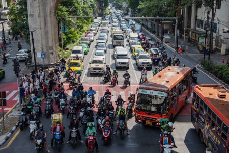 Téléchargez les photos : Trafic avec des voitures sur la route à la place Siam dans la ville de Bangkok en Thaïlande. Thaïlande, Bangkok, 8 décembre 2023 - en image libre de droit