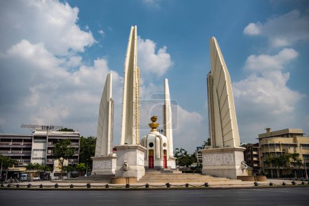 Téléchargez les photos : Le monument de la démocratie à banglamphu dans la ville de Bangkok en Thaïlande. Thaïlande, Bangkok, 9 décembre 2023 - en image libre de droit