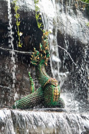 Eine Nage-Figur im Garten des Wat Intharawihan in Thewet in der Stadt Bangkok in Thailand. Thailand, Bangkok, 9. Dezember 2023