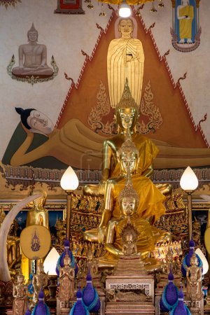 Téléchargez les photos : À l'intérieur de Wat Intharawihan à Thewet dans la ville de Bangkok en Thaïlande. Thaïlande, Bangkok, 9 décembre 2023 - en image libre de droit
