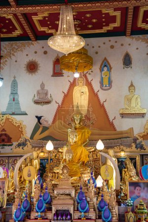 Foto de Dentro de Wat Intharawihan en Thewet en la ciudad de Bangkok en Tailandia. Tailandia, Bangkok, 9 de diciembre de 2023 - Imagen libre de derechos