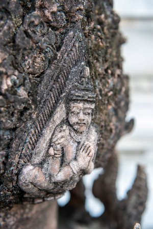 Buddhafiguren aus Stein im Garten des Wat Intharawihan in Thewet in der Stadt Bangkok in Thailand. Thailand, Bangkok, 9. Dezember 2023