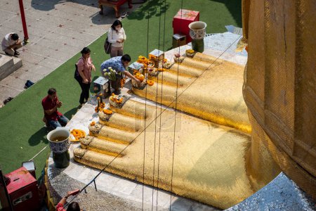 Téléchargez les photos : Les pieds de Bouddha du Bouddha d'or de Wat Intharawihan à Thewet dans la ville de Bangkok en Thaïlande. Thaïlande, Bangkok, 9 décembre 2023 - en image libre de droit