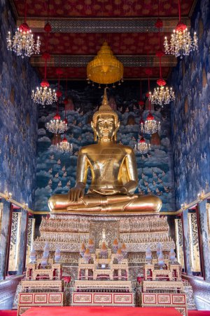 Foto de El Buda dentro del Wat Devaraj Kunchon en Thewet en la ciudad de Bangkok en Tailandia. Tailandia, Bangkok, 9 de diciembre de 2023 - Imagen libre de derechos
