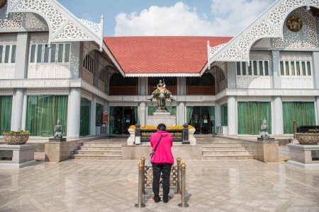 Téléchargez les photos : Le Golden Teak Museum au Wat Devaraj Kunchon à Thewet dans la ville de Bangkok en Thaïlande. Thaïlande, Bangkok, 9 décembre 2023 - en image libre de droit