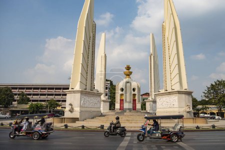 Foto de El Monumento a la Democracia en banglamphu en la ciudad de Bangkok en Tailandia. Tailandia, Bangkok, 9 de diciembre de 2023 - Imagen libre de derechos