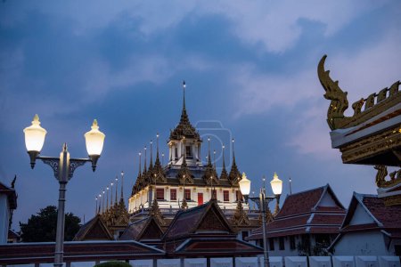 Foto de El Wat Ratchanatdaram Worawihan en Banglamphu en la ciudad de Bangkok en Tailandia. Tailandia, Bangkok, 9 de diciembre de 2023 - Imagen libre de derechos