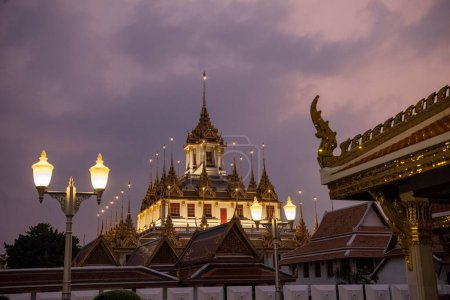 Téléchargez les photos : Le Wat Ratchanatdaram Worawihan au Bangladesh dans la ville de Bangkok en Thaïlande. Thaïlande, Bangkok, 9 décembre 2023 - en image libre de droit
