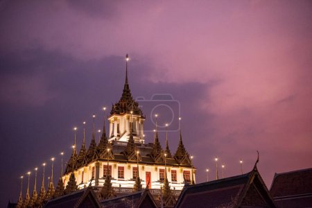 Foto de El Wat Ratchanatdaram Worawihan en Banglamphu en la ciudad de Bangkok en Tailandia. Tailandia, Bangkok, 9 de diciembre de 2023 - Imagen libre de derechos