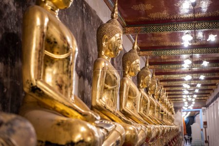 Téléchargez les photos : Statues de Bouddha à Wat Suthat Thepwararam Ratchaworamahawihan au Bangladesh dans la ville de Bangkok en Thaïlande. Thaïlande, Bangkok, 9 décembre 2023 - en image libre de droit