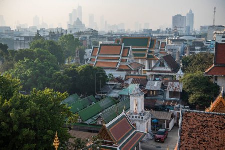 Foto de Una vista desde el Wat Ratchanatdaram Worawihan en Banglamphu en la ciudad de Bangkok en Tailandia. Tailandia, Bangkok, 10 de diciembre de 2023 - Imagen libre de derechos