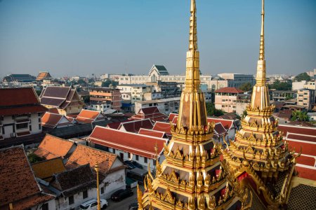 Foto de El Wat Ratchanatdaram Worawihan en Banglamphu en la ciudad de Bangkok en Tailandia. Tailandia, Bangkok, 10 de diciembre de 2023 - Imagen libre de derechos