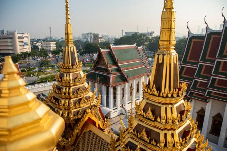 Foto de El Wat Ratchanatdaram Worawihan en Banglamphu en la ciudad de Bangkok en Tailandia. Tailandia, Bangkok, 10 de diciembre de 2023 - Imagen libre de derechos