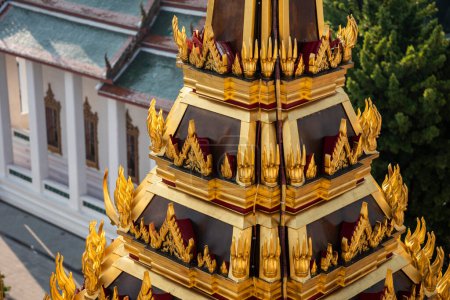Téléchargez les photos : Un détail du Wat Suthat Thepwararam Ratchaworamahawihan au Bangladesh dans la ville de Bangkok en Thaïlande. Thaïlande, Bangkok, 10 décembre 2023 - en image libre de droit