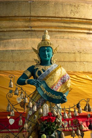 Téléchargez les photos : Une figure au Chedi du Mont d'Or à Wat Saket dans la ville de Bangkok en Thaïlande. Thaïlande, Bangkok, 10 décembre 2023 - en image libre de droit