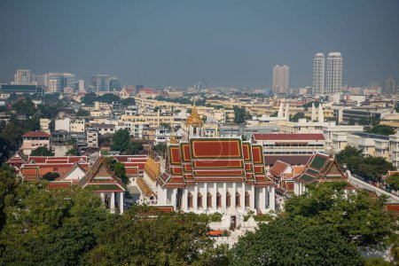 Téléchargez les photos : Une vue depuis le Wat Ratchanatdaram Worawihan au Bangladesh dans la ville de Bangkok en Thaïlande. Thaïlande, Bangkok, 10 décembre 2023 - en image libre de droit