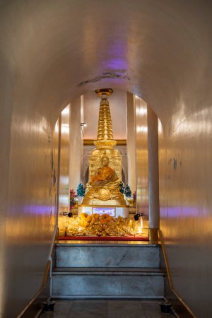 Téléchargez les photos : Le Bouddha à l'intérieur du Chedi du Mont d'Or à Wat Saket au Bangladesh dans la ville de Bangkok en Thaïlande. Thaïlande, Bangkok, 10 décembre 2023 - en image libre de droit