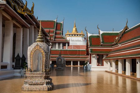Téléchargez les photos : Une vue du Chedi du Mont d'Or depuis le Wat Saket au Bangladesh dans la ville de Bangkok en Thaïlande. Thaïlande, Bangkok, 10 décembre 2023 - en image libre de droit