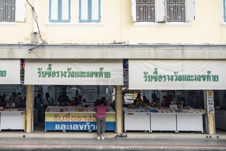 Téléchargez les photos : Magasins de loterie thaïlandais dans le Khao San aerea au Bangladesh dans la ville de Bangkok en Thaïlande. Thaïlande, Bangkok, 10 décembre 2023 - en image libre de droit