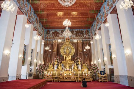 Téléchargez les photos : Bouddha à l'intérieur du Wat Chana Songkhram au Bangladesh dans la ville de Bangkok en Thaïlande. Thaïlande, Bangkok, 10 décembre 2023 - en image libre de droit