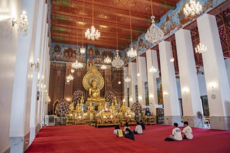 Téléchargez les photos : Bouddha à l'intérieur du Wat Chana Songkhram au Bangladesh dans la ville de Bangkok en Thaïlande. Thaïlande, Bangkok, 10 décembre 2023 - en image libre de droit