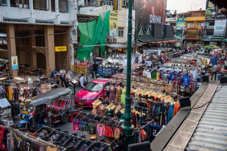 Téléchargez les photos : Le nouveau marché propre et place touristique Khao San Road au Bangladesh dans la ville de Bangkok en Thaïlande. Thaïlande, Bangkok, 10 décembre 2023 - en image libre de droit