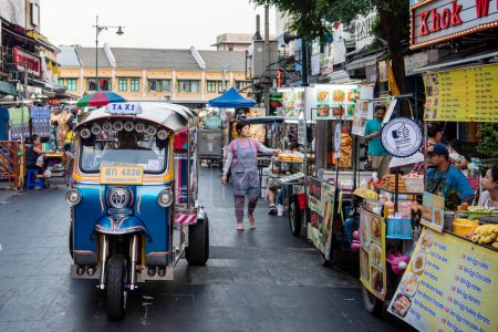Foto de El nuevo mercado limpio calle y lugar turístico Khao San Road en Banglamphu en la ciudad de Bangkok en Tailandia. Tailandia, Bangkok, 10 de diciembre de 2023 - Imagen libre de derechos