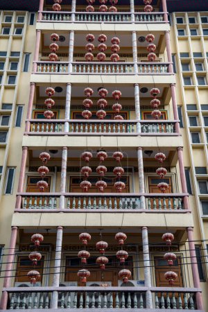 Téléchargez les photos : Un bâtiment avec des lanternes chinoises Temple dans la ville de Chine dans la ville de Bangkok en Thaïlande. Thaïlande, Bangkok, 11 novembre 2023 - en image libre de droit